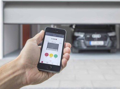 Porte de garage commandée par application smartphone